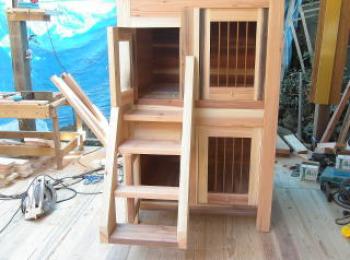 2階建、2匹用の犬小屋 2階建、2匹用の犬小屋