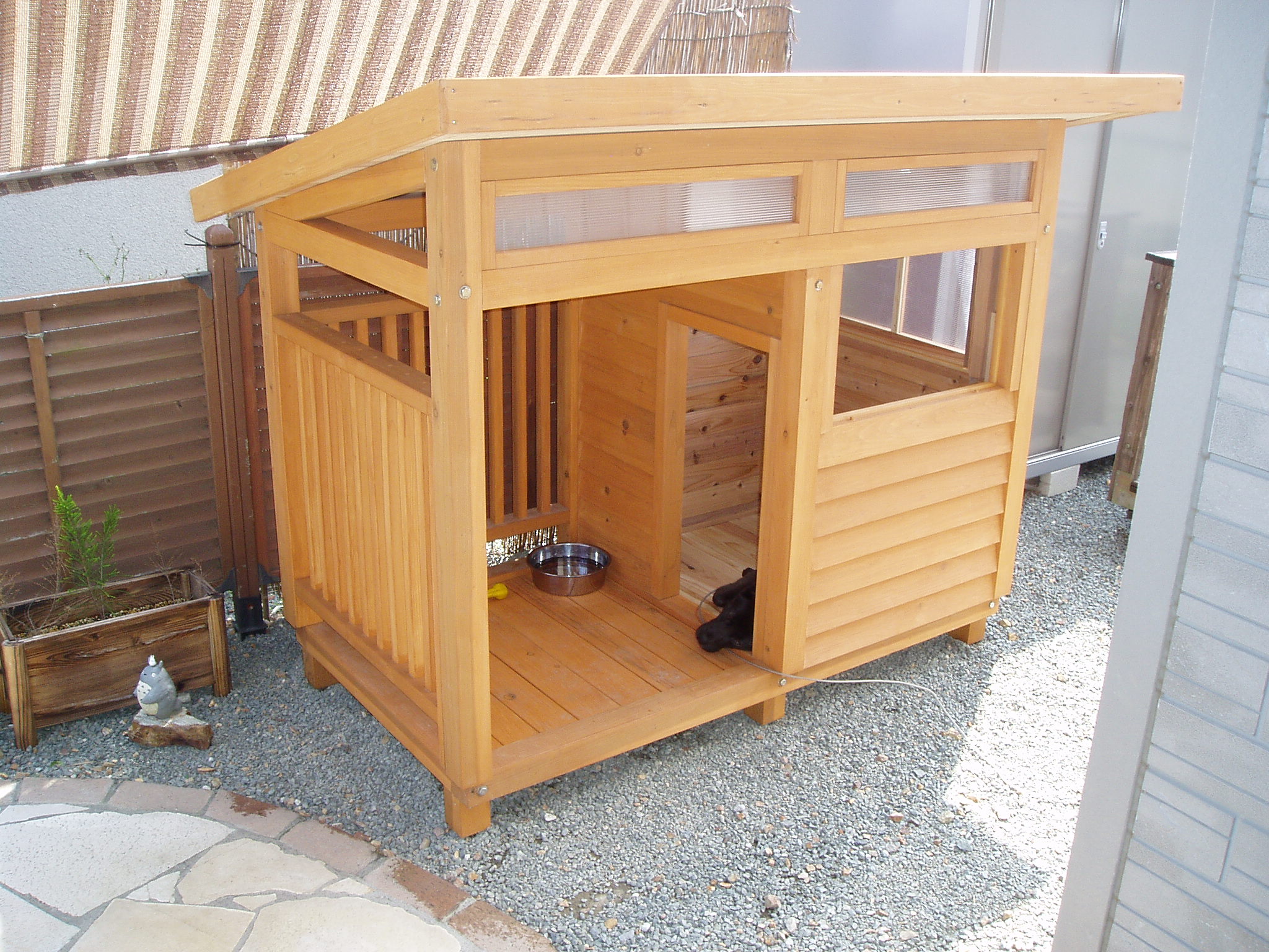 にお住まいのM様からの犬小屋設置写真1