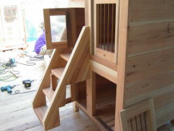 2階建、2匹用の犬小屋 2階建、2匹用の犬小屋