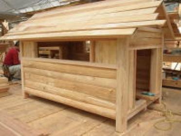 制作中の老犬の犬小屋 制作中の老犬の犬小屋