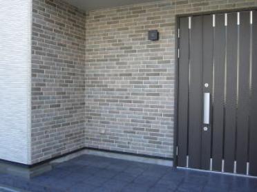 設置されたログタイプのオリジナル犬小屋 ○○○様からの犬小屋設置写真2