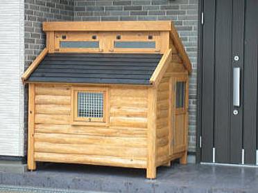 設置されたログタイプのオリジナル犬小屋 ○○○様からの犬小屋設置写真1