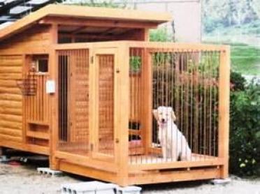 制作中のログタイプの犬小屋(キット) 制作中のログタイプの犬小屋(キット)