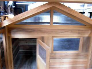 製作中の犬小屋写真