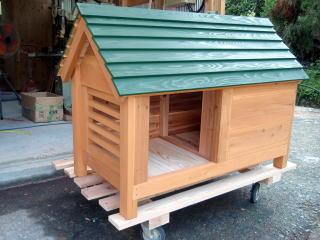 製作中の犬小屋写真